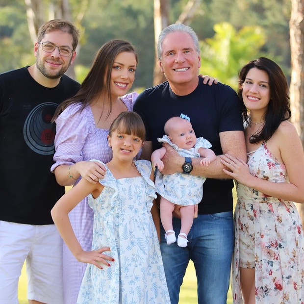 Roberto Justus com os filhos Ricky, Fabiana, Rafinha, Vicky e Luiza Justus (Foto: Reprodução/Instagram)