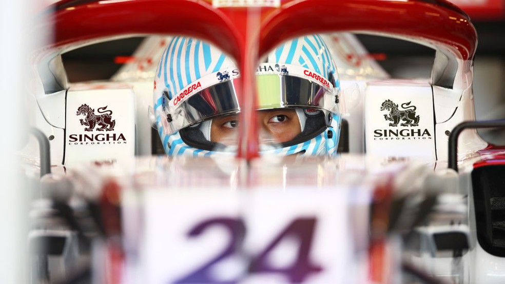 Guanyu Zhou nos testes de pós-temporada da F1 em Abu Dhabi — Foto: Joe Portlock - Formula 1/Formula 1 via Getty Images