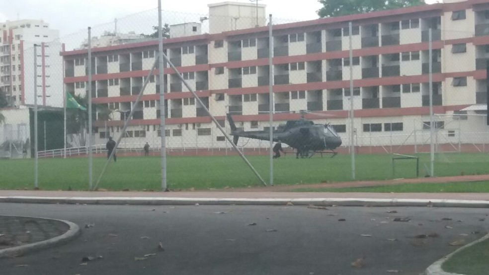 Policiais vistoriam helicóptero para chegar se houve avarias (Foto: Reprodução/Redes sociais)