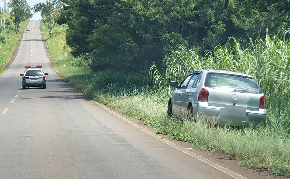 Após abastecer em posto, carro teve uma pane e ficou parado no acostamento de rodovia — Foto: Polícia Civil/Divulgação
