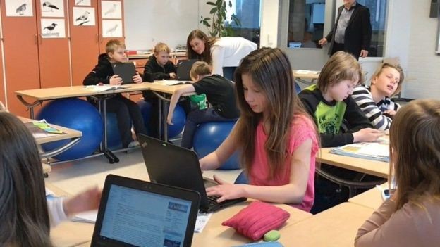 Uso de tecnologia e de métodos alternativos (como bolas no lugar de cadeiras) é incentivado nas escolas da Finlândia (Foto: Divulgação BBC)