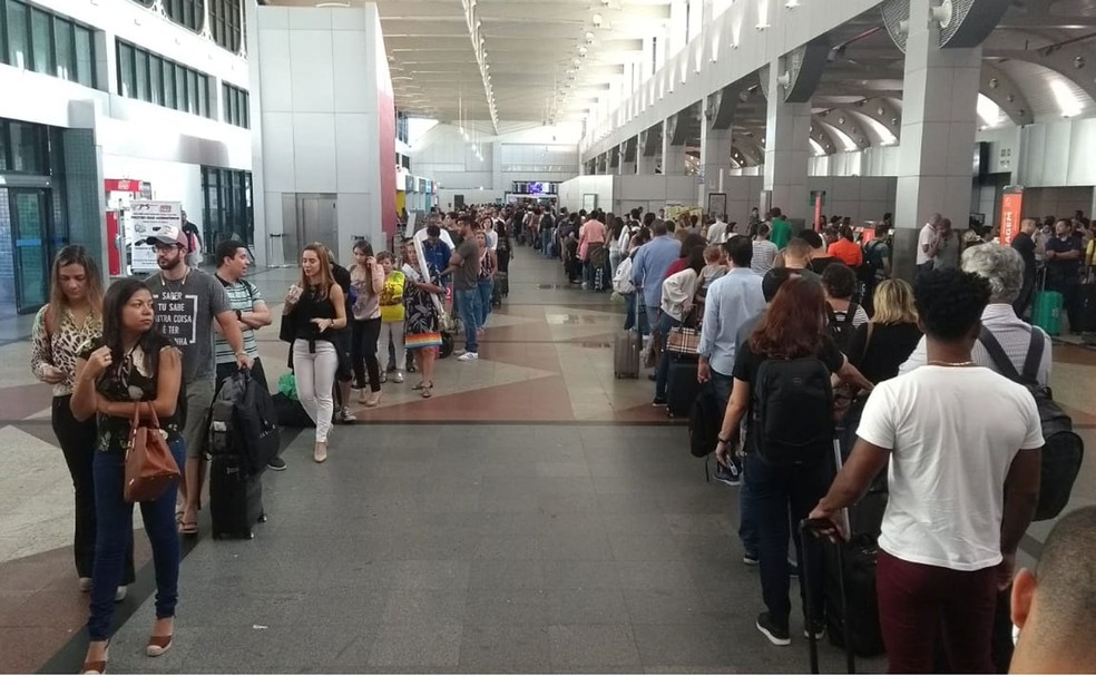 ApÃ³s queda de energia no aeroporto de Salvador, voos atrasaram e passageiros enfrentam grandes filas na Bahia â?? Foto: Ramon Ferraz/TV Bahia