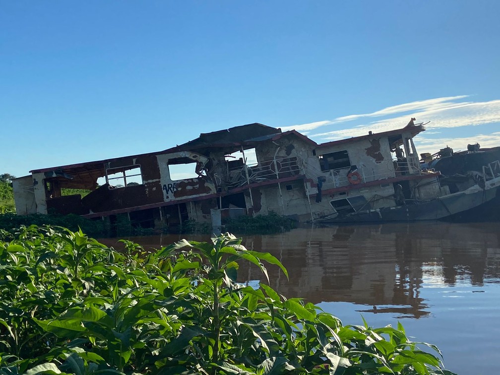 Barco Carcará naufragou em outubro e segue no rio Paraguai — Foto: Caio Tumelero/TV Morena