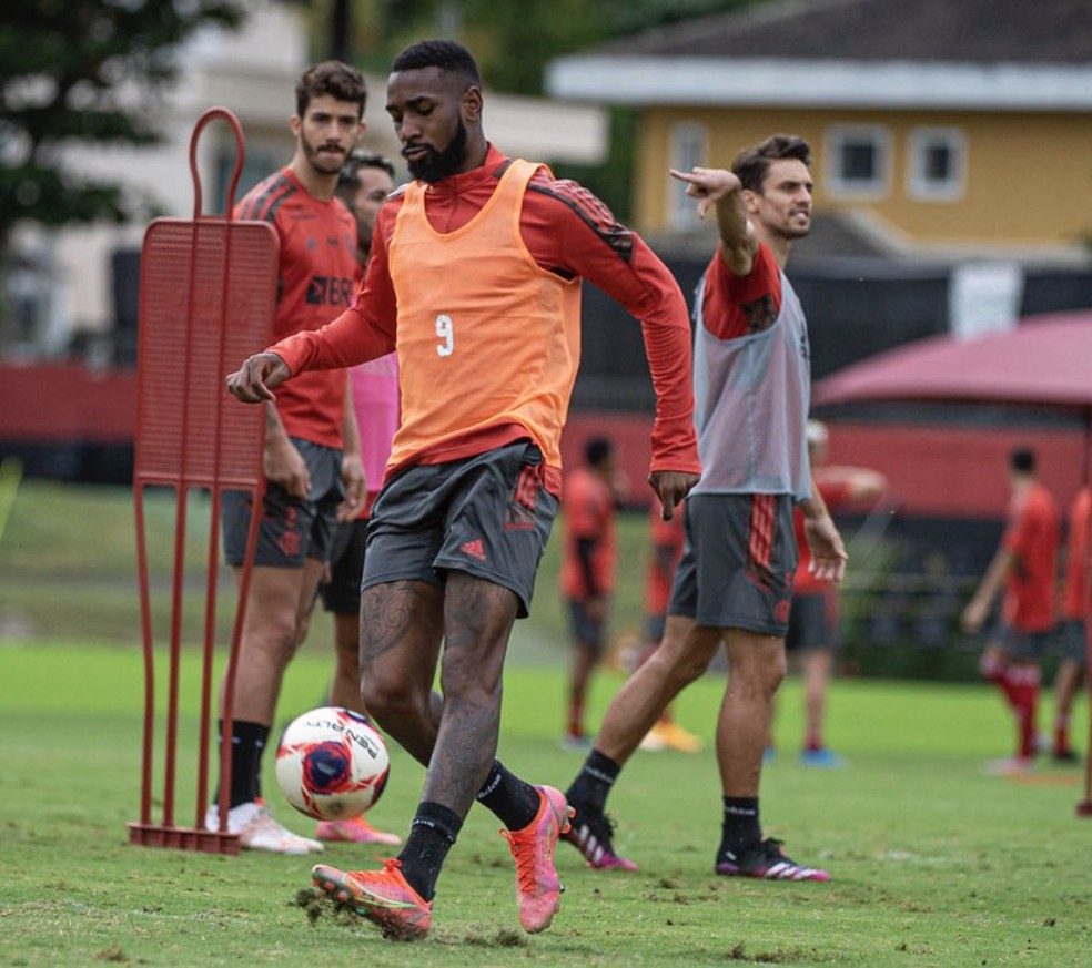G&eacute;rson e Rodrigo Caio em atividade no Ninho do Urubu nesta quinta &mdash; Foto: Alexandre Vidal / CRF