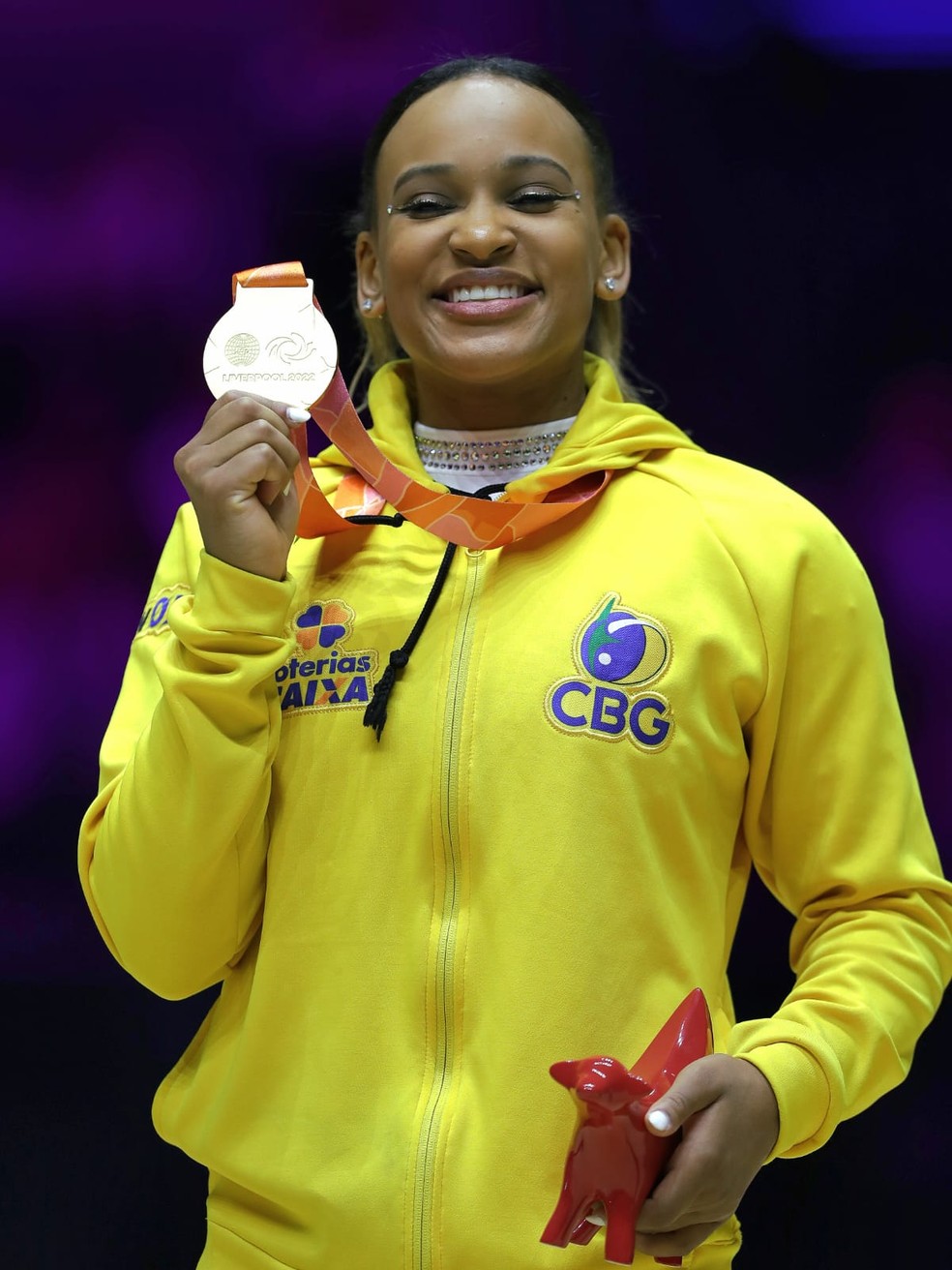 Rebeca Andrade recebe a medalha de ouro em  Liverpool — Foto: Ricardo Bufolin/CBG