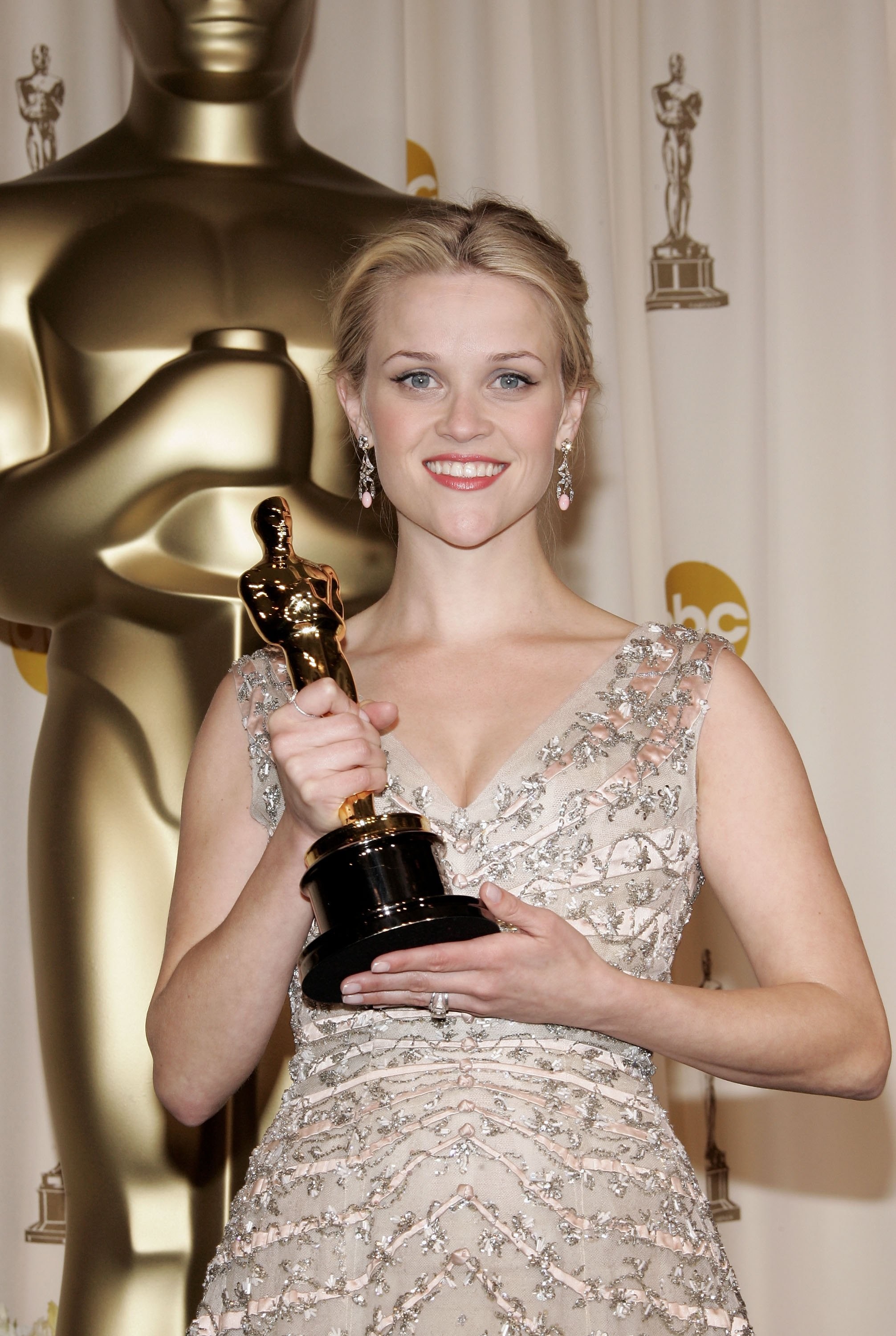 A atriz Reese Witherspoon com o Oscar vencido por ela em 2006 por sua atuação em Johnny e June (2005) (Foto: Getty Images)