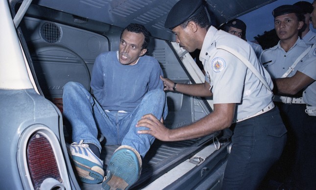 Após o atentado, José Darionisio é colocado em viatura policial
