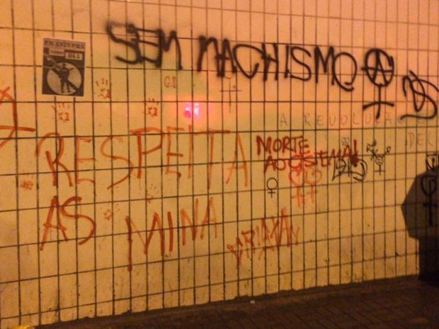 Manifestantes picharam parede de esquiuna próxima à Praça Roosevelt (Foto: Lívia Machado/G1)