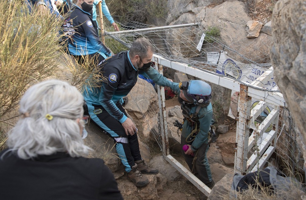 A atleta espanhola Beatriz Flamini no momento em que deixa caverna onde ficou 500 dias isolada para um experimento, em Motril, na Espanha, em 14 de abril de 2023.  — Foto: Jorge Guerrero/ AFP