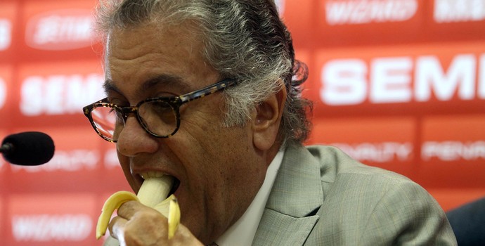 Miguel Aidar coletiva São Paulo banana (Foto: Felipe Rau/Agência Estado)