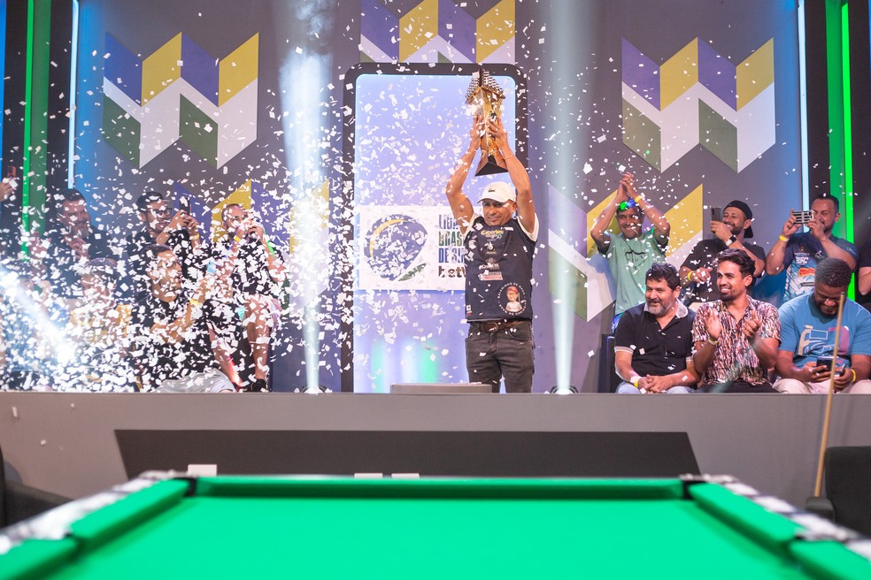 Baianinho de Mauá comemora título da Liga Brasileira de Sinuquinha e o prêmio de R$ 20 mil  — Foto: Filipe Nevares/Divulgação 