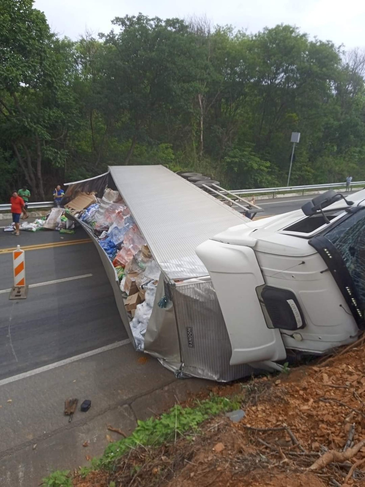 Acidente com carreta interdita a BR-135, em Montes Claros