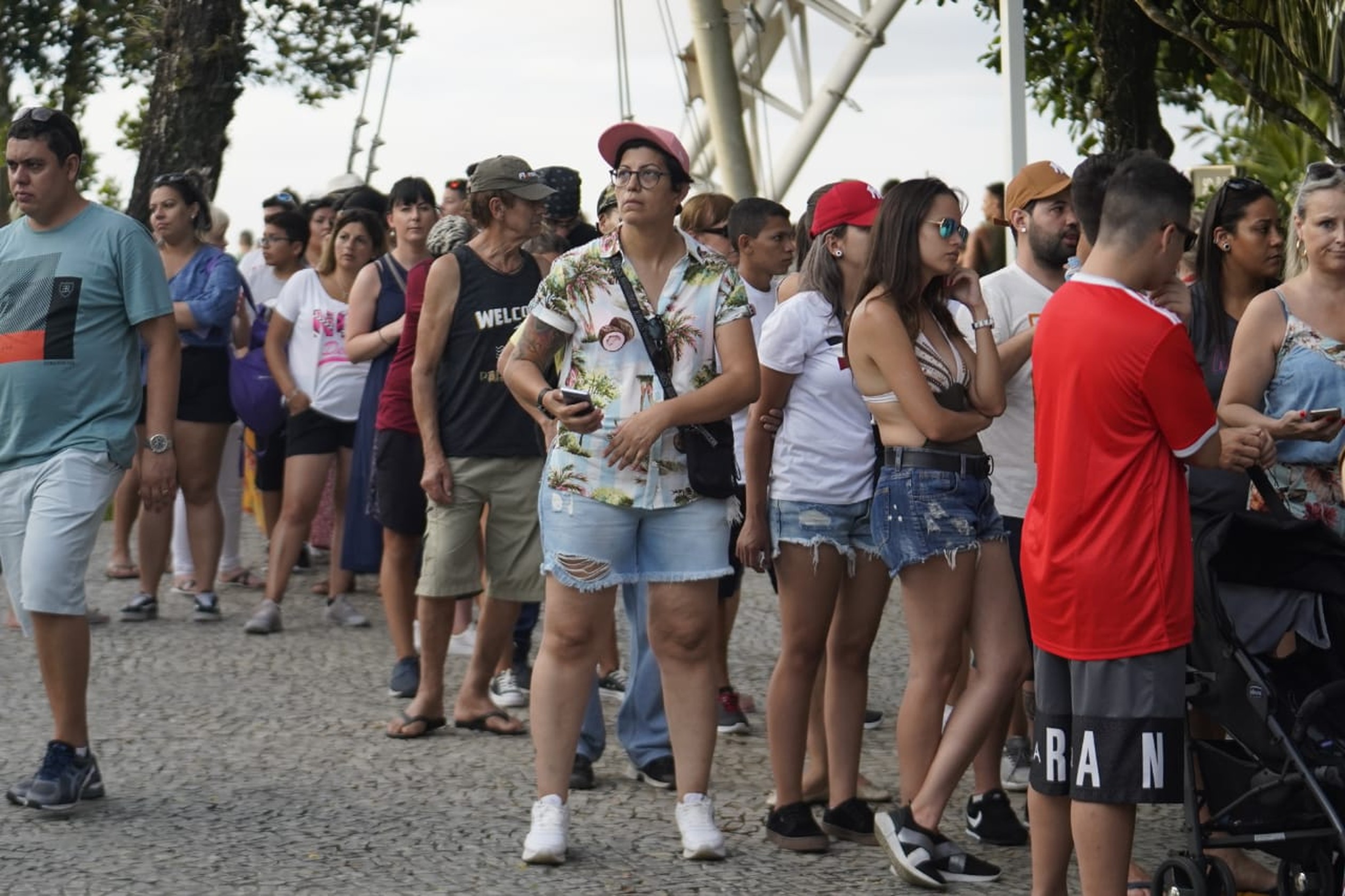 Visitantes enfrentaram fila após redução de passageiros por viagem no Bondinho Pão de Açúcar  — Foto: Marcos Serra Lima/G1 