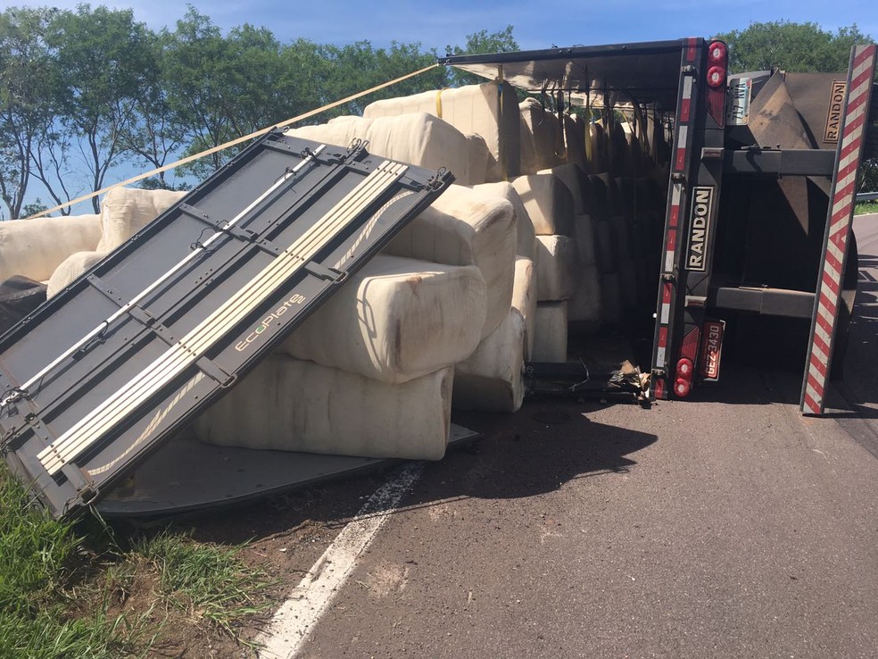 Carreta com algodão tombou em Álvares Machado (Foto: Valmir Custódio/G1)