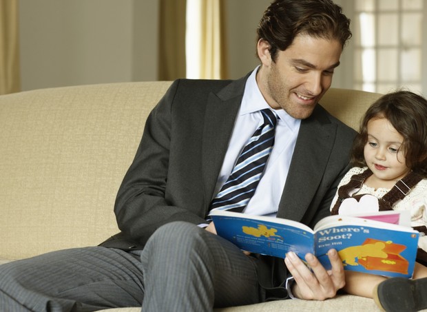 Pai; leitura; livro; menina; criança; lendo (Foto: Thinkstock)