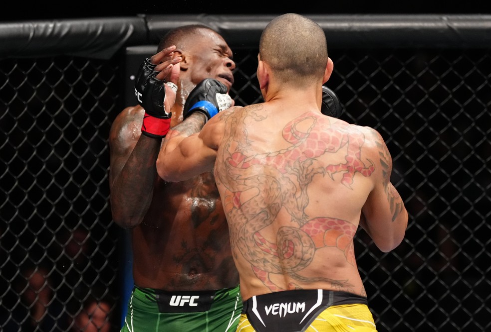 Alex ‘Poatan’ Pereira venceu Israel Adesanya e é o novo dono do cinturão de pesos-médios do UFC — Foto: Getty Images