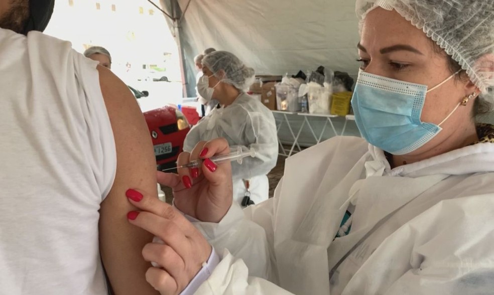 Apenas 155 das 3 mil pessoas esperadas na ação  em Botucatu compareceram para receber a 2ª dose da vacina — Foto: Reprodução/TV TEM