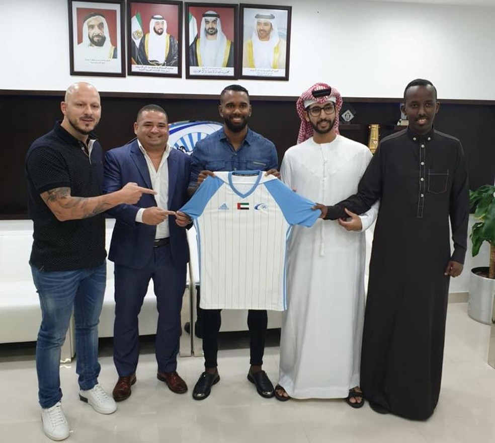 Luiz Antonio em sua chegada ao Baniyas: volante está há um ano no Mundo Árabe — Foto: Arquivo Pessoal
