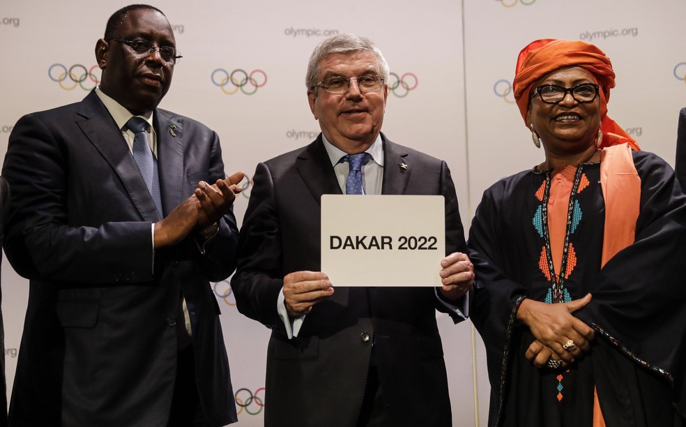 Thomas Bach com as autoridades da candidatura Dakar 2022 no dia do anúncio da sede — Foto: Comitê Olímpico Internacional 