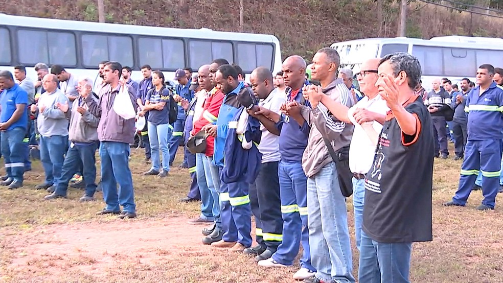 Funcionrios fazem orao por mortos e feridos na usina da Gerdau, em Ouro Branco (Foto: Reproduo/TV Globo)