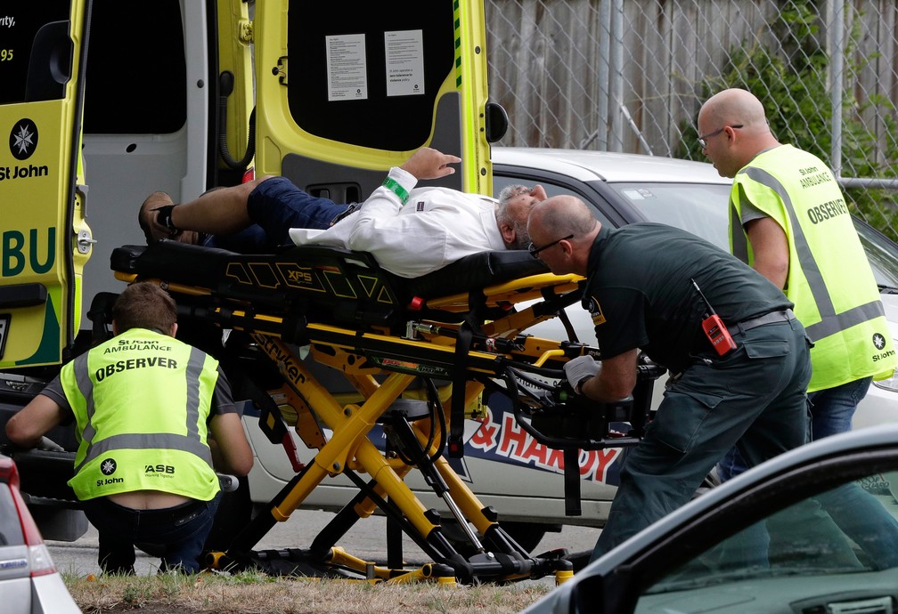 Ferido é socorrido após ataque em mesquita no centro de Christchurch, na Nova Zelândia, nesta sexta-feira (15)  — Foto: Mark Baker/ AP