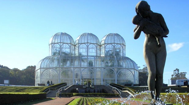 Jardim Botânico, em Curitiba: estado do Paraná tem imposto mais baixo (Foto: Wiki Commons)