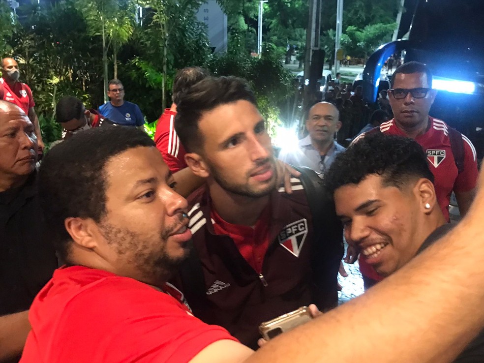 São Paulo é recepcionado com festa pela torcida em Fortaleza; veja fotos