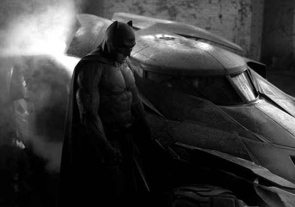 Primeira imagem de Batman e do seu novo Batmóvel no set de 'Batman vs. Superman' (Foto: Reprodução)
