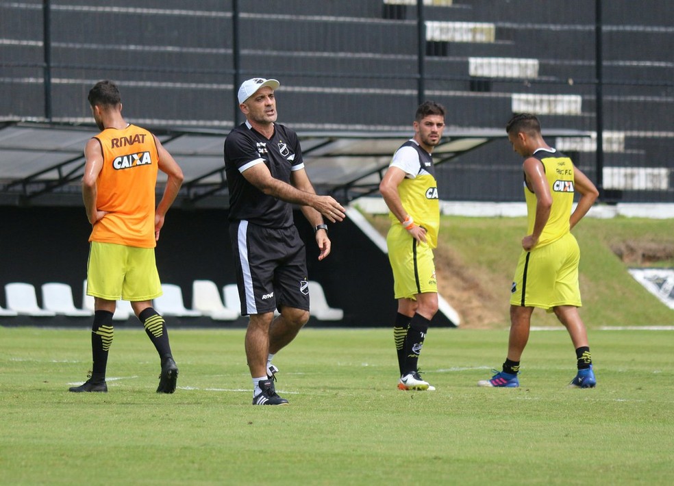Itamar Schülle comandou o último treino em Natal na manhã desta quinta-feira (Foto: Andrei Torres/ABC)