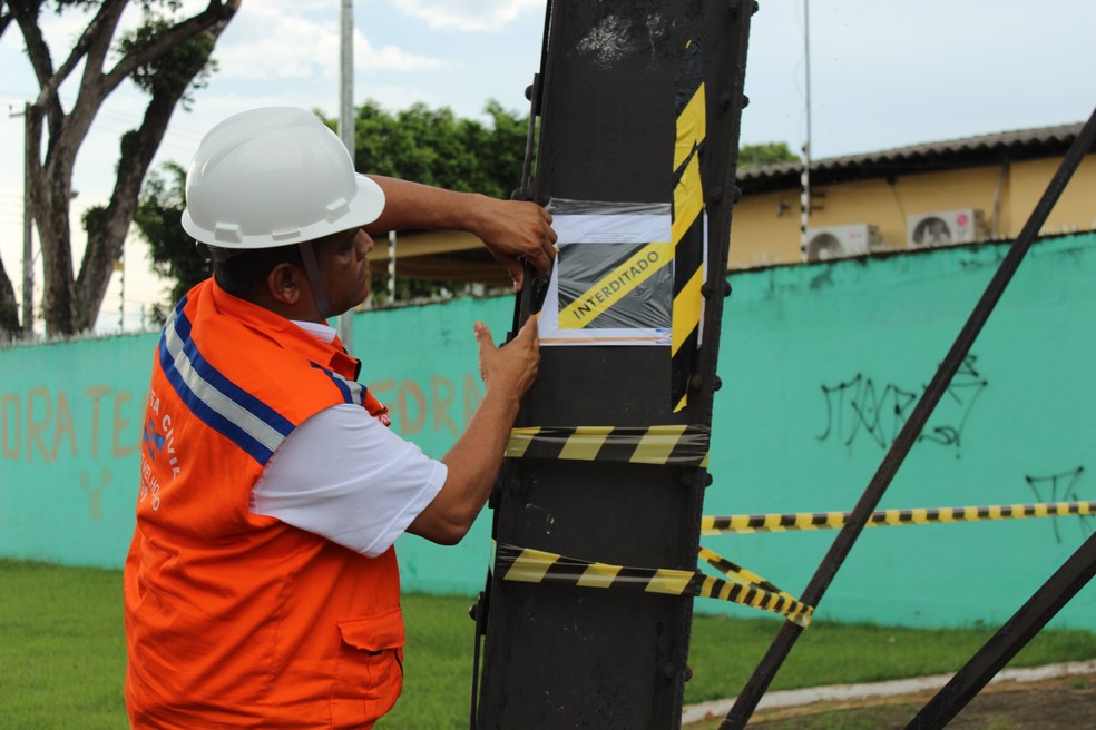 Defesa Civil usou fitas de isolamento e avisos por escrito colados na própria estrutura. — Foto: Pedro Bentes/G1