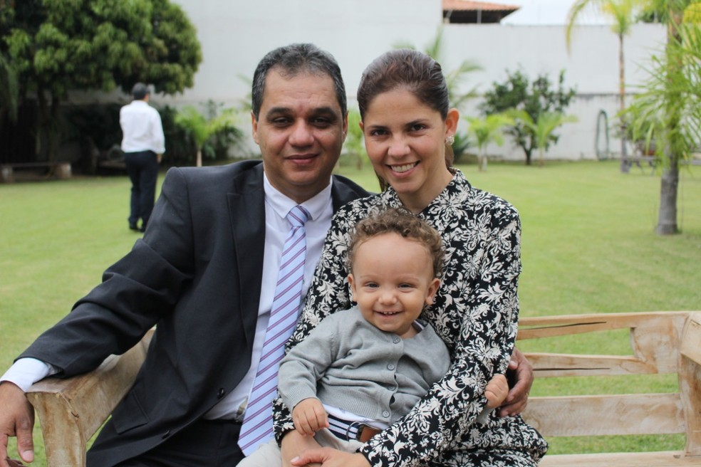 Gabriel e os pais — Foto: Arquivo pessoal