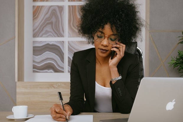 Executiva; empreendedora; mulher; líder; liderança; gestão (Foto: Anna Shvets / Pexels)