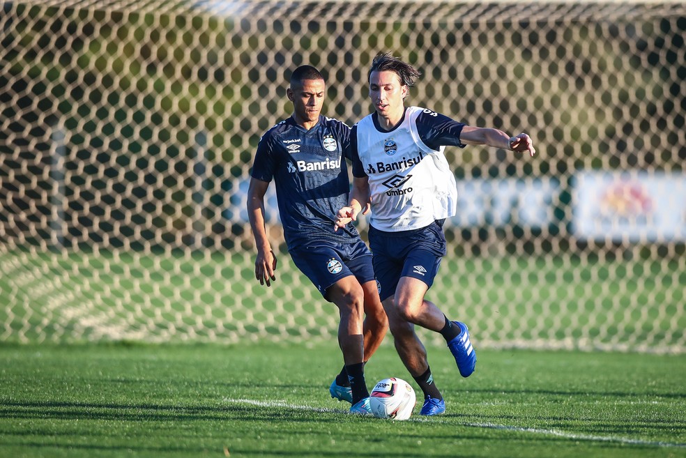 Bruno Alves e Geromel em treino do Grêmio: a melhor defesa da Série B — Foto: Lucas Uebel/Grêmio