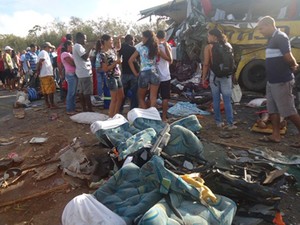 Acidente com ônibus, carreta e trator deixa 14 mortos, diz PRF na Bahia. (Foto: Carlos Alberto/ site Aragão Notícias)