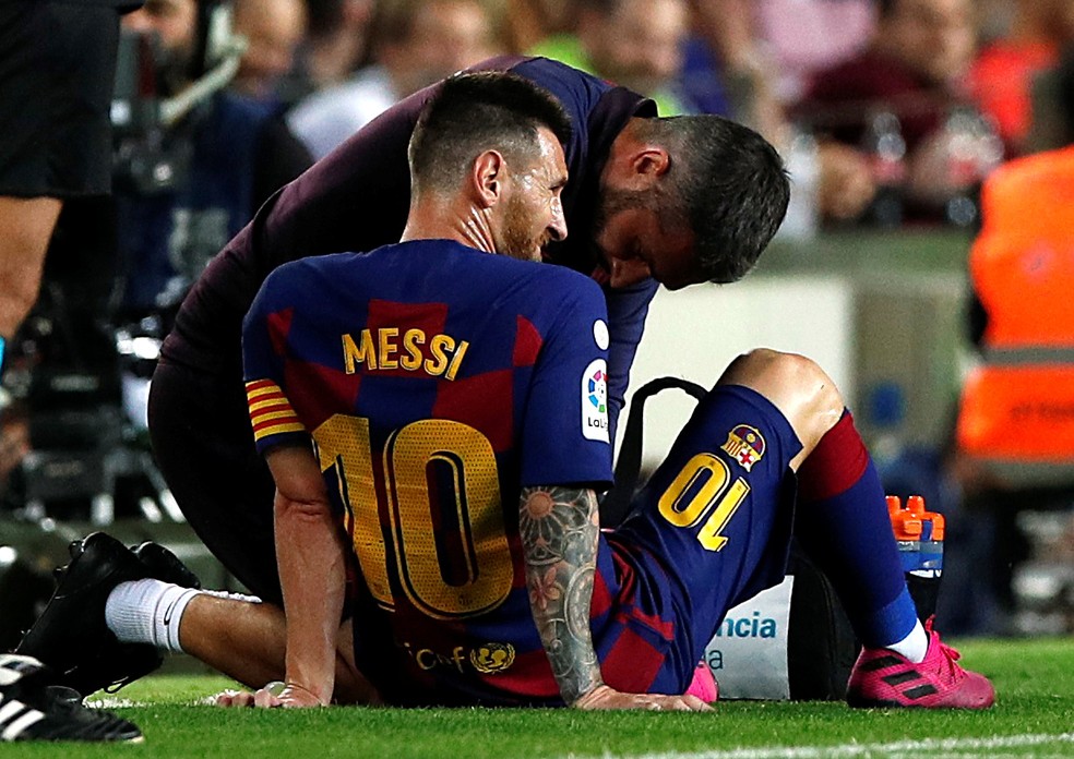 Messi recebe atendimento durante Barça x Villarreal — Foto: Reuters