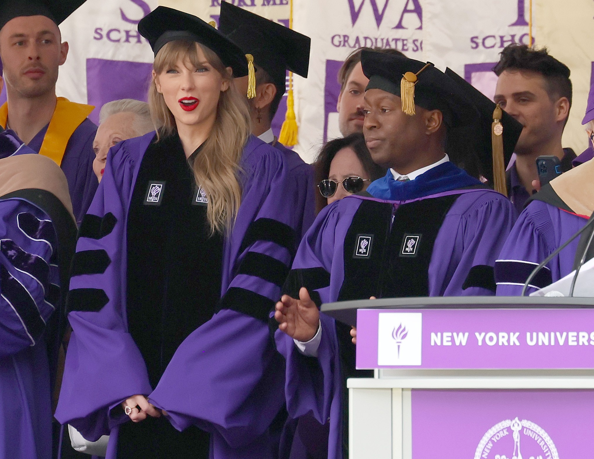 NEW YORK, NEW YORK - MAY 18: Taylor Swift and Jason King,  Chair of the Clive Davis Institute of Recorded Music arrive to deliver the New York University 2022 Commencement Address at Yankee Stadium on May 18, 2022 in New York City. (Photo by Dia Dipasupil (Foto: Getty Images)