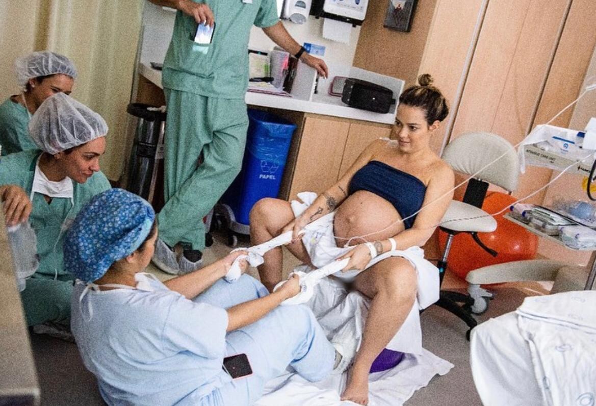 Carol Dantas durante trabalho de parto (Foto: Reprodução Instagram)
