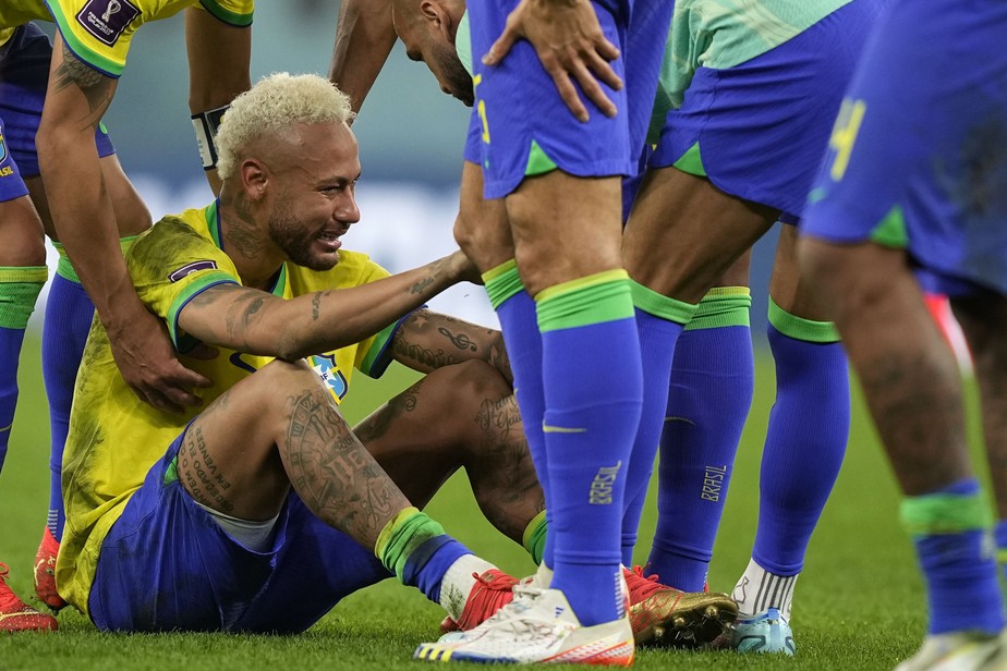 Neymar chora após a derrota do Brasil para a Croácia