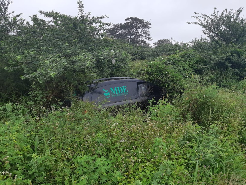 Carro funerÃ¡rio estava transportando um corpo quando o acidente aconteceu na BR-232, em Belo Jardim â Foto: PRF/DivulgaÃ§Ã£o
