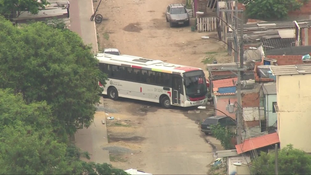Ônibus interditava a Estrada do Taquaral, em Senador Camará, na manhã desta segunda (5) — Foto: Reprodução / TV Globo
