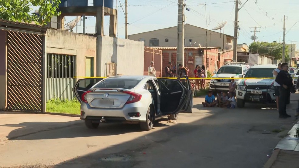 Polícia Civil cerca área de residência para fazer perícia em casa alvo de tentativa de roubo em Samambaia, no DF  — Foto: TV Globo/Reprodução 