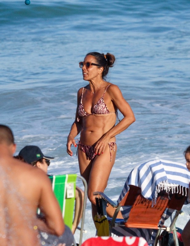 Jornalista Mônica Teixeira aproveita praia no Rio de Janeiro (Foto: JC Pereira/AgNews)