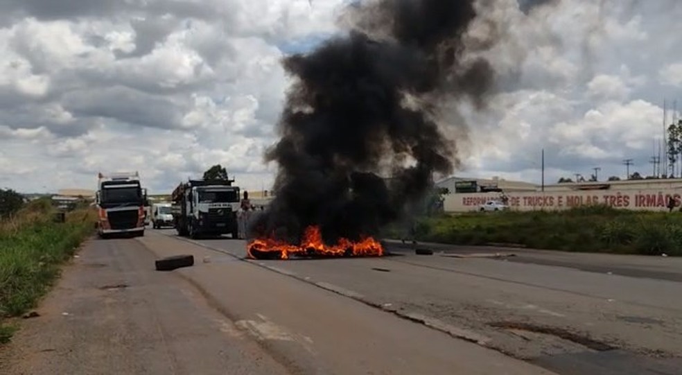 Triângulo tem pontos de interdição em protestos contra resultado das urnas após derrota de Bolsonaro