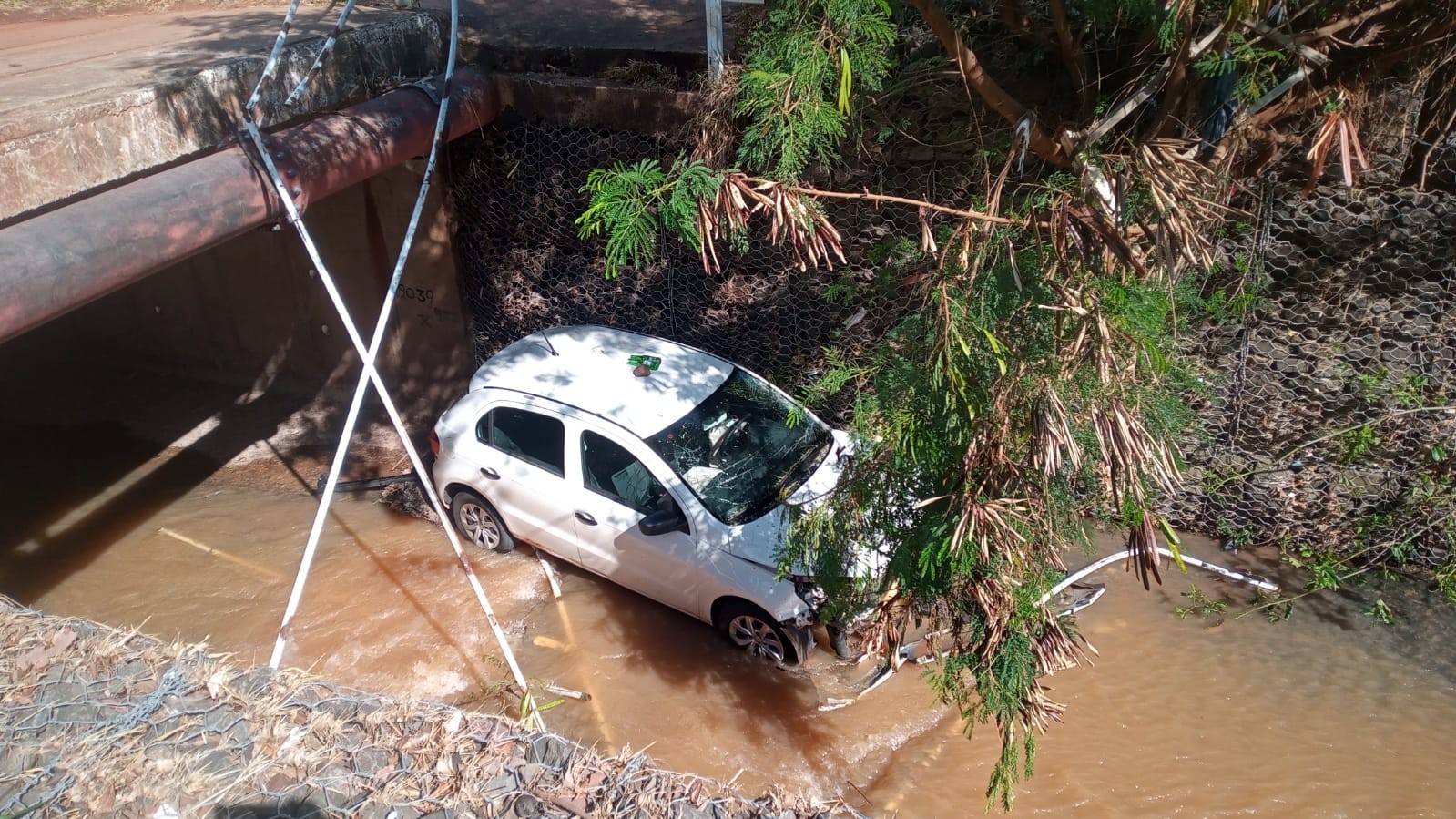 Carro é abandonado dentro de córrego após colisão em Campo Grande