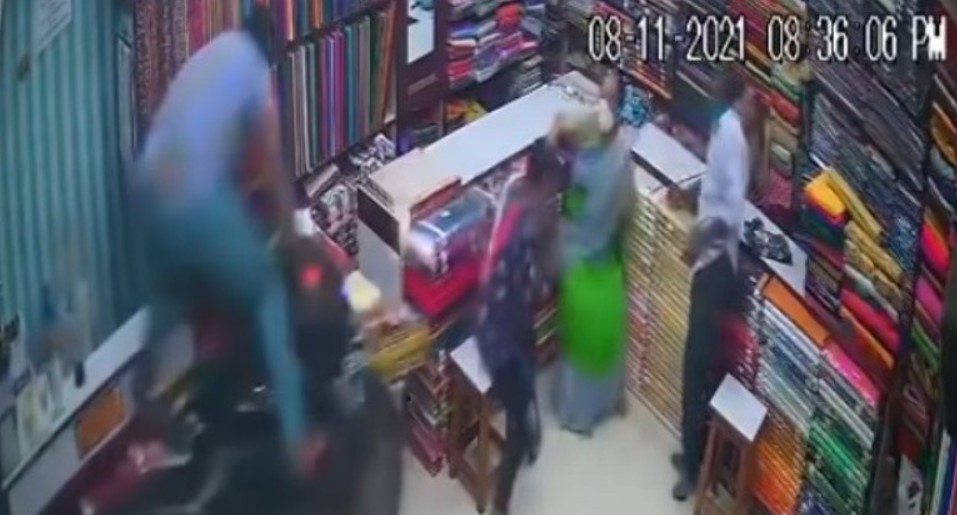 Após perder controle, motoqueiro invade loja e é arremessado sobre balcão (Foto: Reprodução / NDTV)