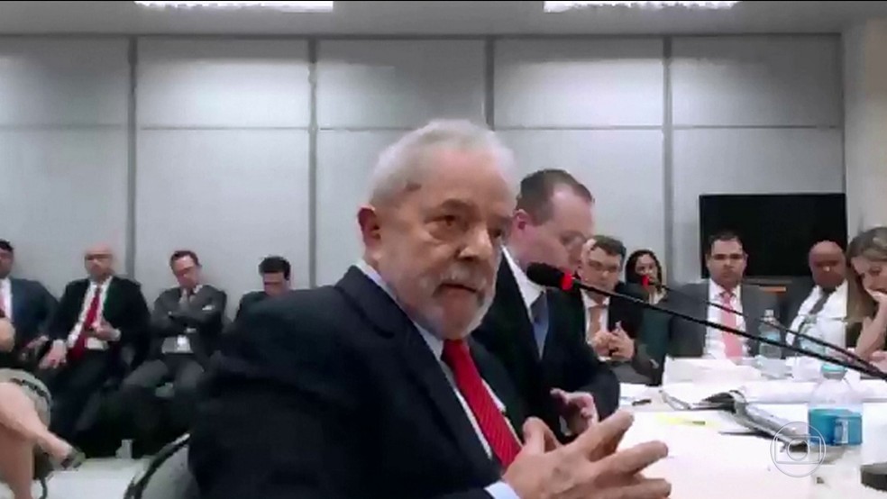 Em interrogatório, Lula diz que não pagou por reformas porque não era dono do sítio em Atibaia — Foto: JN 