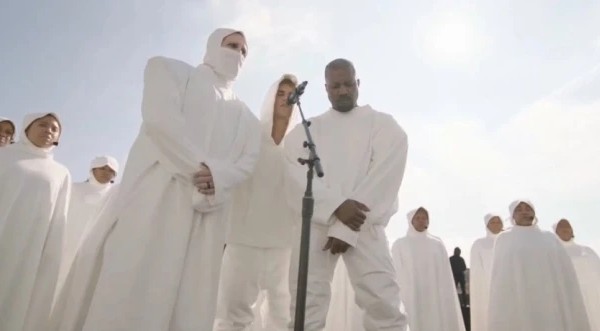 Marilyn Manson, Justin Bieber e Kanye West no culto organizado pelo rapper (Foto: Reprodução)