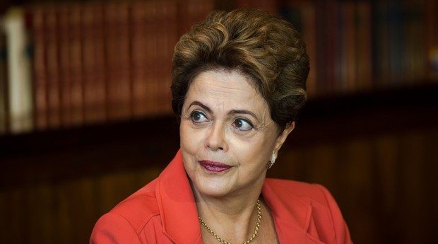 A presidenta Dilma Rousseff durante reunião com o ministro de Assuntos Exteriores e do Desenvolvimento Internacional da França, Laurent Fabius, no Palácio da Alvorada  (Foto: Marcelo Camargo/Agência Brasil)