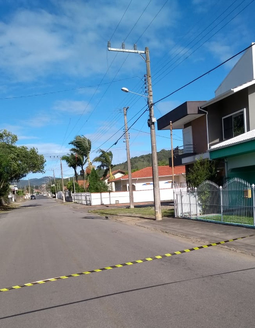 Parte de rua é isolada após queda de fio da rede elétrica em Capivari de Baixo neste sábado (27) — Foto: Defesa Civil/Divulgação