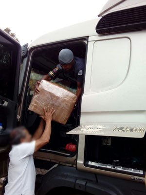 Droga estava escondida em caixas (Foto: Polícia Militar/Divulgação)